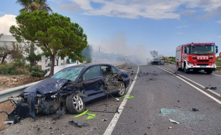 Tallada la carretera N-340 a L'Ampolla després d'un xoc entre dos vehicles