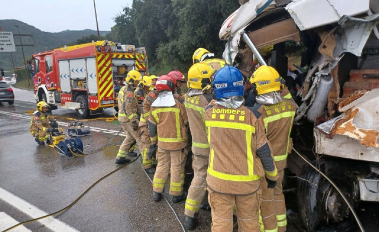 Tallada la circulació a la C-66 a Girona per un accident entre dos camions