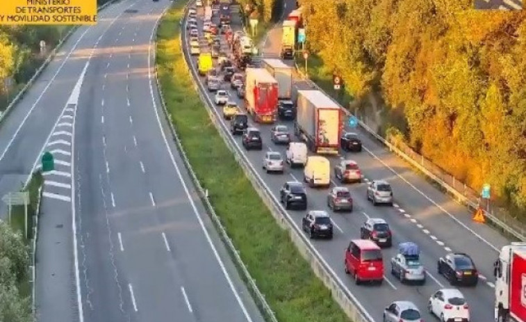 Cues de 10 quilòmetres a l'AP-7 a Sant Celoni per un accident