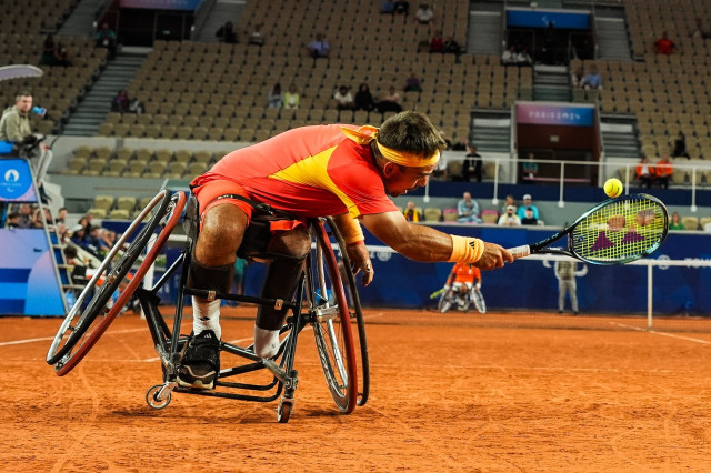 EuropaPress 6193060 martin puente intenta devolver pelota torneo paris 2024