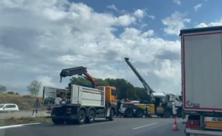 Almenys 12 quilòmetres de cua a l'AP-7 entre Olèrdola i L'Arboç per un accident