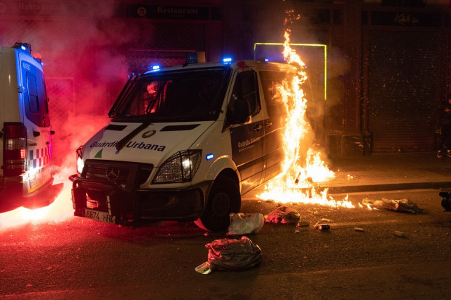 EuropaPress 3584101 incendian furgon guardia urbana manifestacion defensa libertad pablo hasel 1