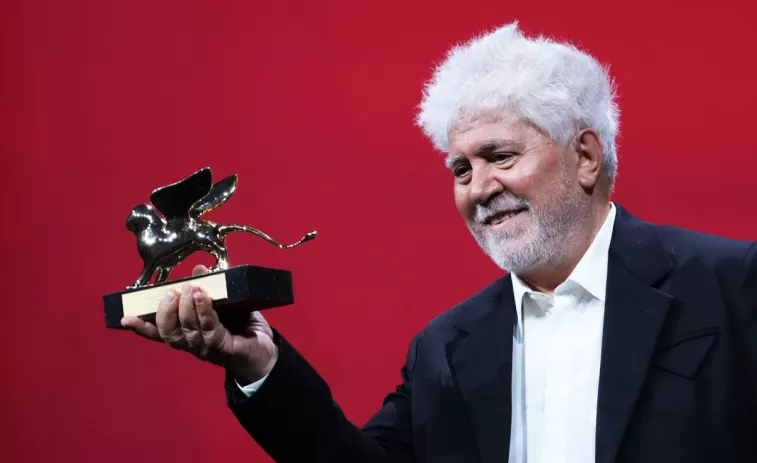 Almodóvar es fa amb el Lleó d'Or a Venècia gràcies a 'La habitación de al lado'