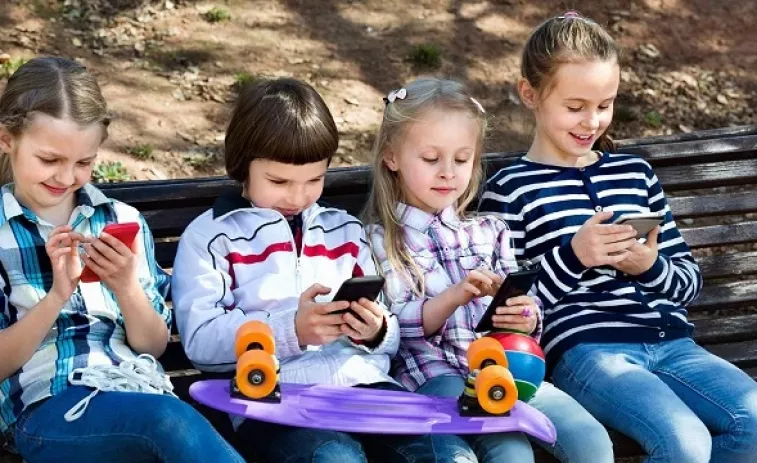 La prohibició dels mòbils a Primària, una de les novetats del nou curs escolar