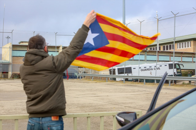 EuropaPress 1882447 hombre saluda bandera independentista presos acusados rebelion procedentes 1