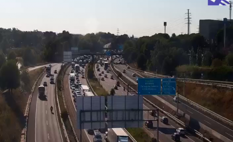 Un accident a Barberà del Vallès obliga a tallar l'AP-7: hi ha 10 km de retencions