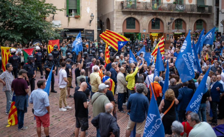 Activistes boicotegen l'acte de Silvia Orriols al Fossar de les Moreres per la Diada