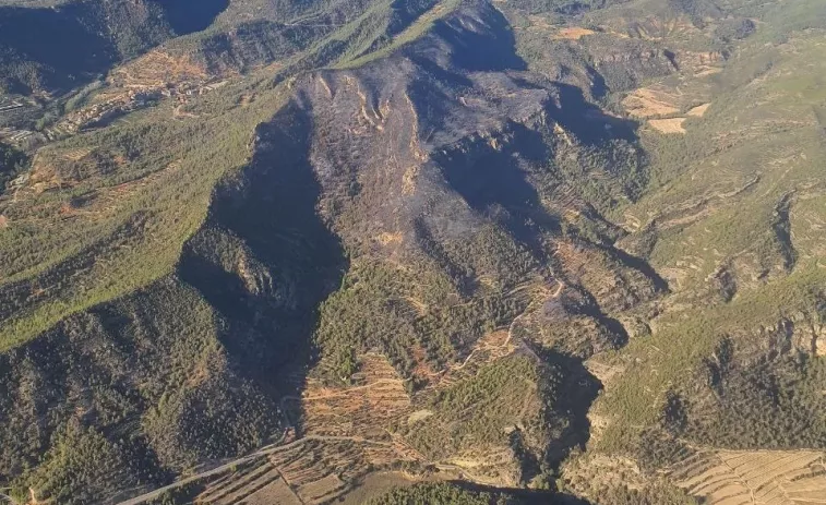 Els Bombers segueixen treballant en el perímetre de l'incendi estabilitzat de Cabacés