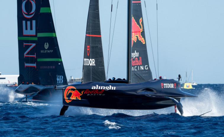 Louis Vuitton Cup: l'Alinghi i l'American Magic es guanyen un dia més de regates