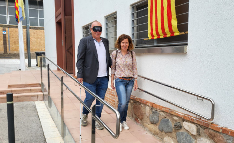 L'alcalde de Canovelles viu en primera persona una passejada a cegues pel carrer