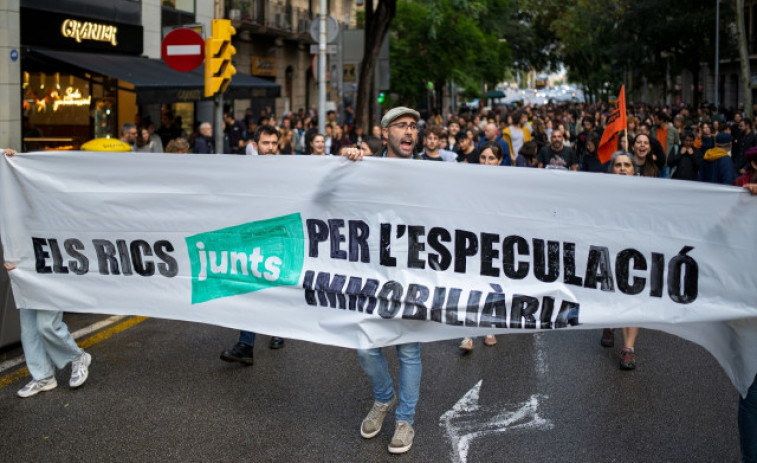 Manifestació davant de la seu de Junts: 