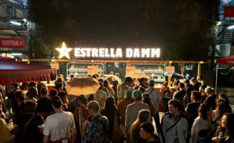 Bon ambient i diversió a la segona jornada de concerts de la Mercè a l'Antiga Fàbrica Estrella Damm