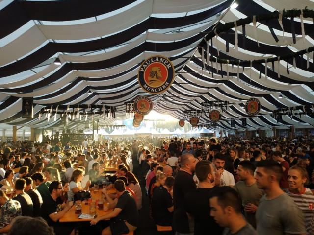 VÍDEO | La brutal violència d'agents de seguretat amb un jove durant l'Oktoberfest de Barcelona