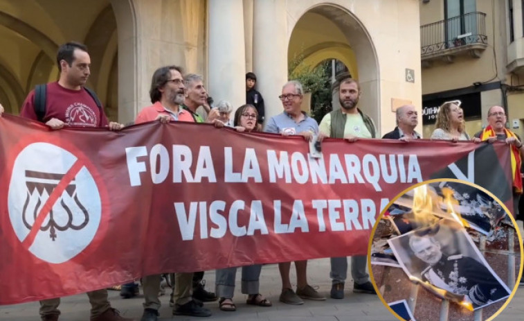 VÍDEO: Cremen fotos del Rei Felip VI en una manifestació antimonàrquica a Figueres