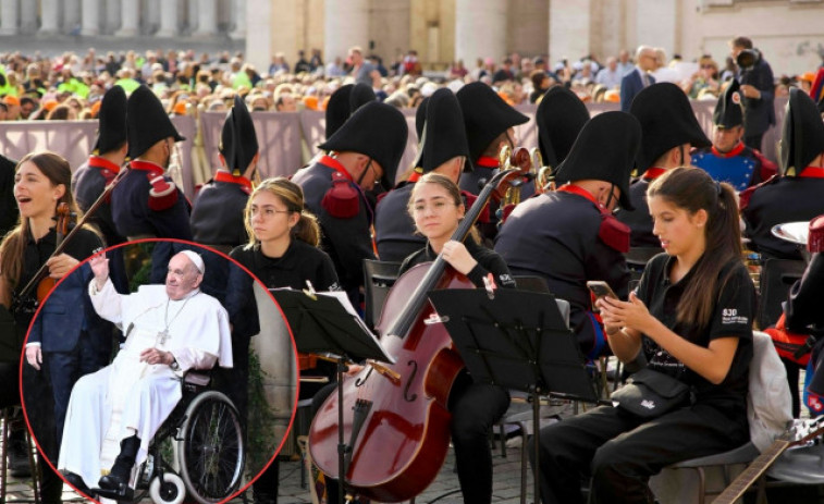 Un grup de joves catalans amb sordesa aconsegueixen cantar davant del Papa