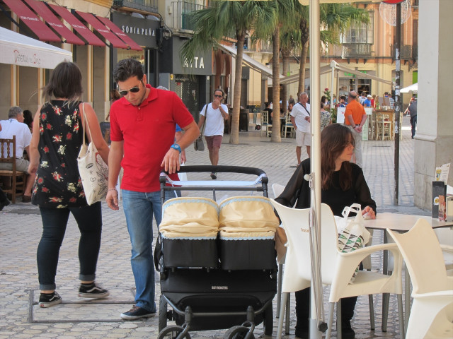 EuropaPress 5977629 familia bebe carro terraza turismo turistas