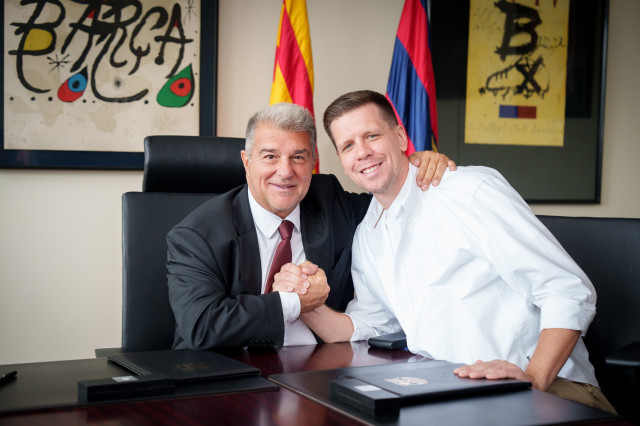 EuropaPress 6252824 presidente fc barcelona joan laporta junto portero polaco wojciech szczesny