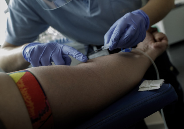 EuropaPress 3054200 sanitaria le coloca aguja persona va donar sangre centro transfusion