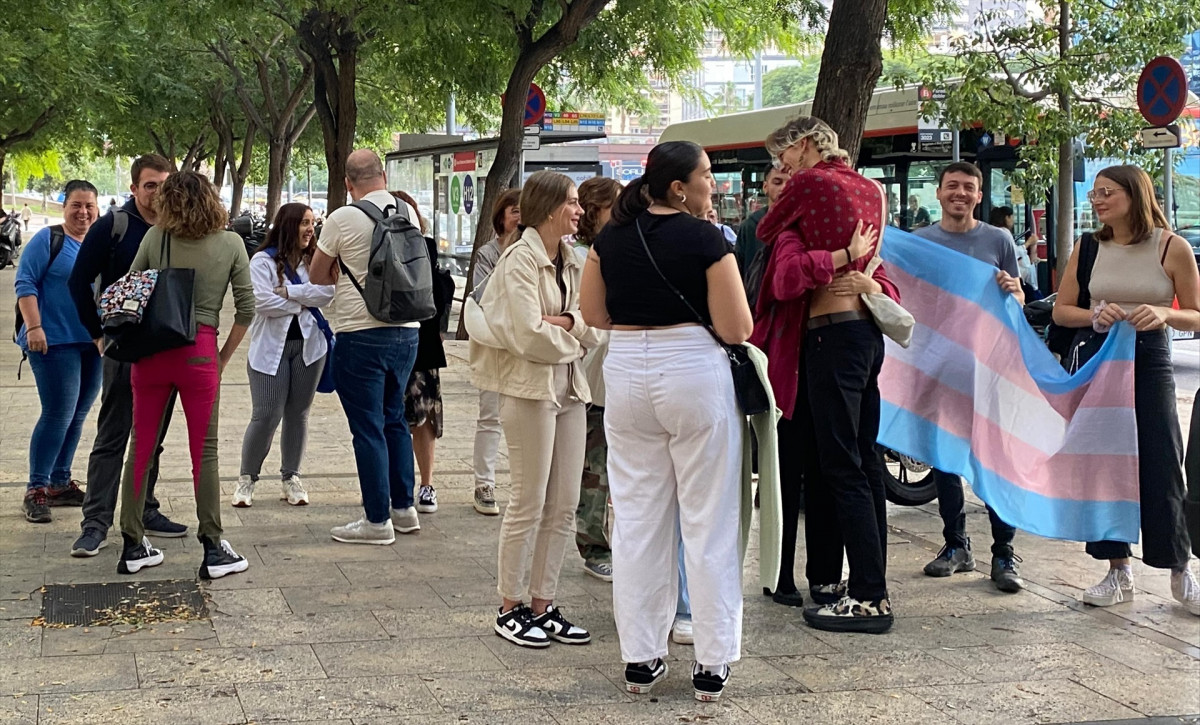 EuropaPress 6252983 activista janet catalan abraza otra persona frente ciutat justicia (1)