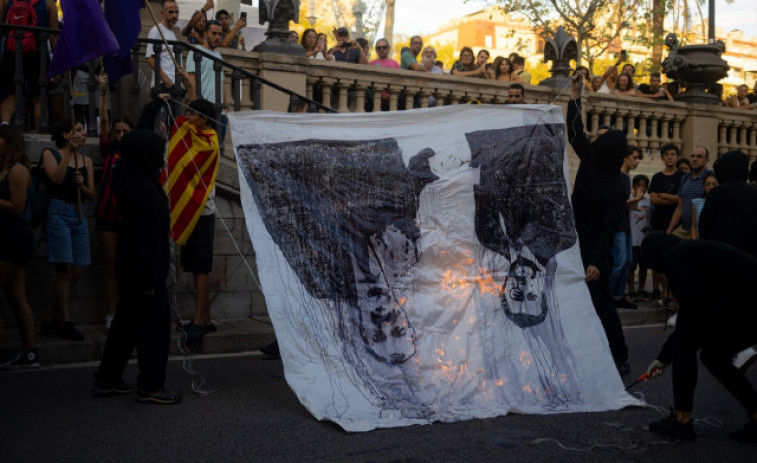 Detinguts tres militants d'Arran per fer malbé la façana de la Generalitat durant la Diada