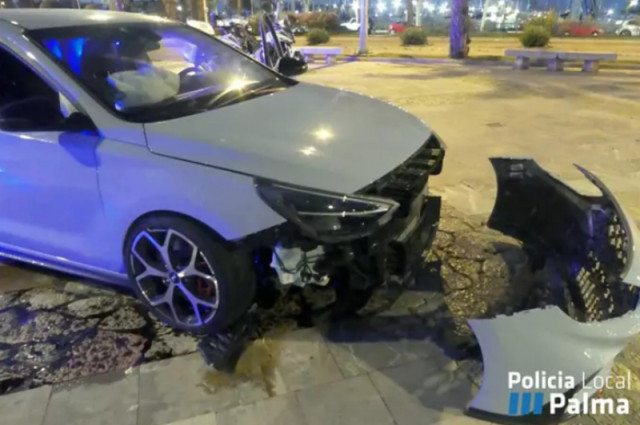 Un conductor borratxo estavella el seu cotxe contra una vorera