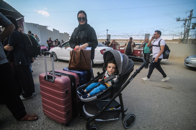 EuropaPress 5505265 14 october 2023 palestinian territories rafah palestinian woman and her kid