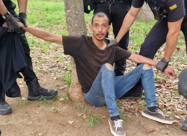 VÍDEO: Un home agredeix el nadó d'uns turistes a Barcelona