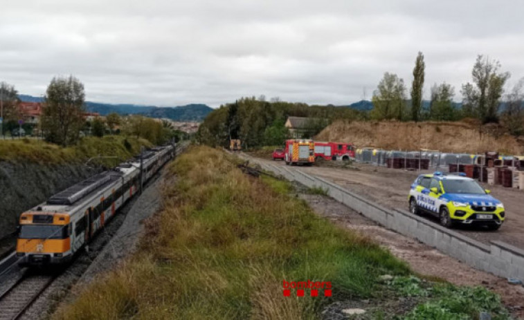 VÍDEO: Evacuades 60 persones d'un tren de la R3 per un incendi a la catenària