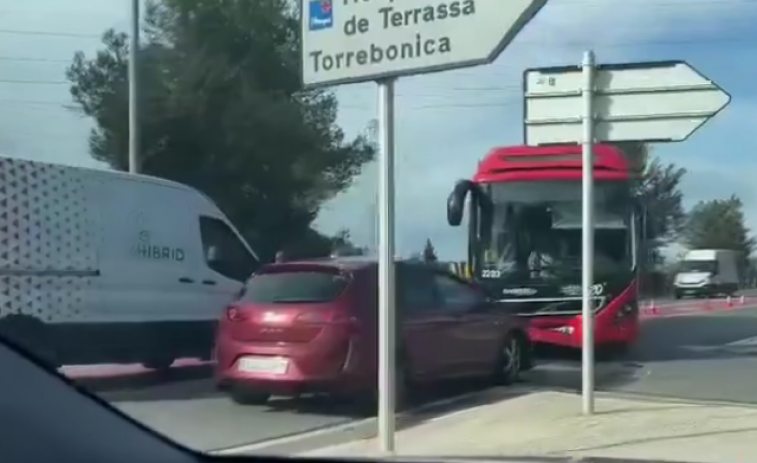 Nou accident a Terrassa! Un autobús municipal xoca contra un cotxe deixant diversos ferits