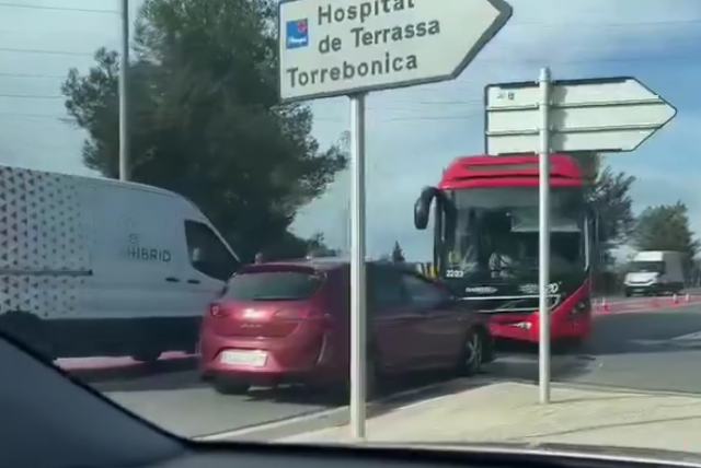 Nou accident a Terrassa! Un autobús municipal xoca contra un cotxe deixant diversos ferits