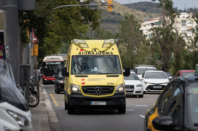 EuropaPress 6092909 ambulancia 16 julio 2024 barcelona catalunya espana