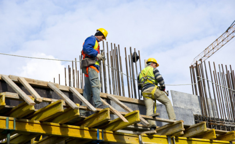 L'escassetat de mà d'obra i l'augment de costos amenacen el sector de la construcció a Espanya