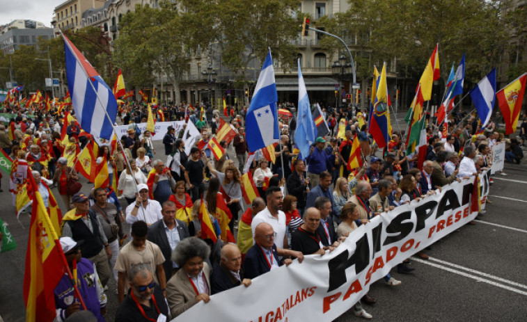 Unes 500 persones es manifesten pel 12 d'octubre a Barcelona, convocades per 'Cataluña Suma'