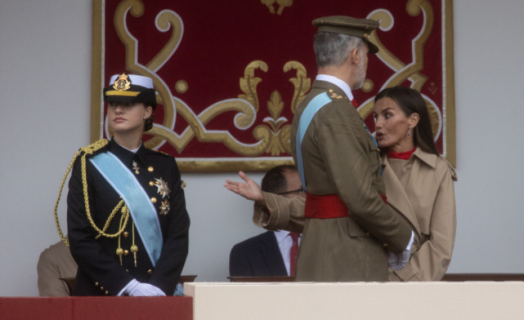 El vídeo que desmenteix una discussió entre Letizia i Felip durant la desfilada del 12 d'octubre