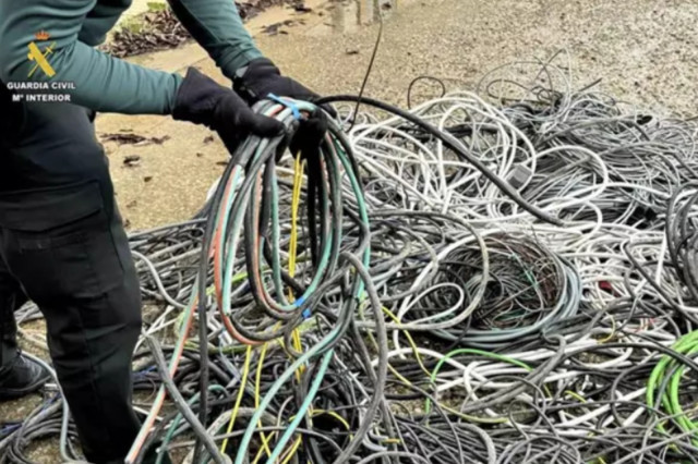 Tallat el servei de les línies R13 i R14 de Rodalies pel robatori de cable de coure