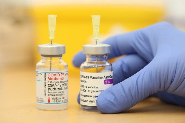 EuropaPress 3725535 filed 13 may 2021 saxony anhalt quedlinburg health worker holds vials of