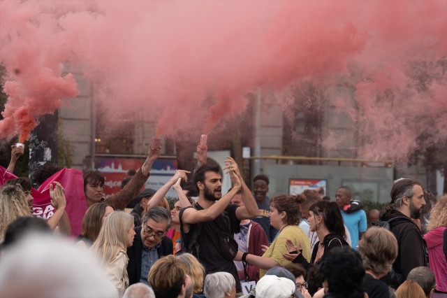 EuropaPress 5221668 grupo personas sueltan bombas humo acto campana bcomu plaza cataluna 24