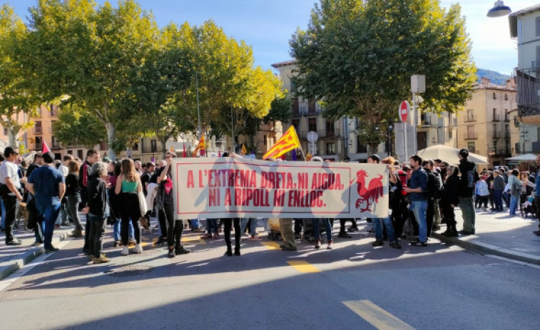 Centenars de persones protesten contra Orriols i 