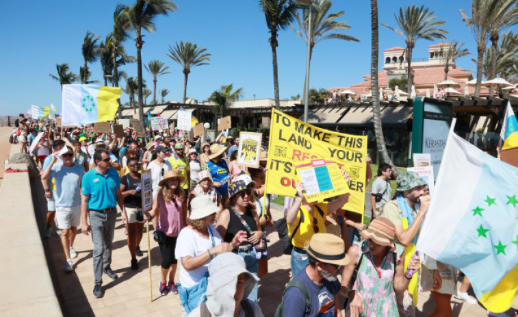 Unes 10.000 persones assisteixen a les manifestacions contra el turisme massiu a les Canàries