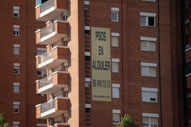 EuropaPress 4895954 cartel alquiler viviendas fachada edificio 31 diciembre 2022 barcelona 1