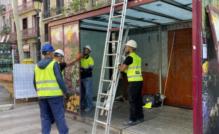 Barcelona renova la Rambla: Retiren set parades de floristes