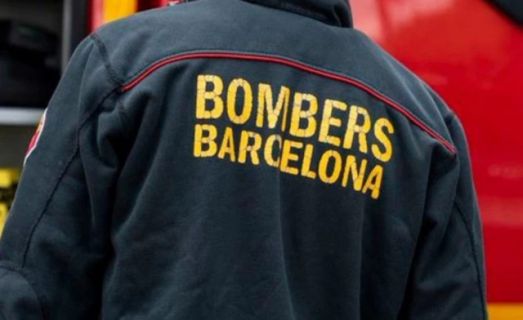 Els Bombers treballen a l'incendi d'un transformador a la Diagonal de Barcelona