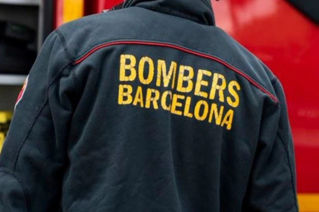 Els Bombers treballen a l'incendi d'un transformador a la Diagonal de Barcelona