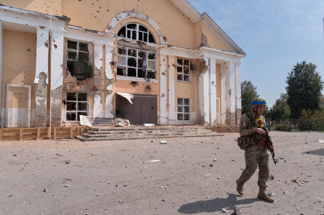 EuropaPress 6201661 august 23 2024 sudzha ukraine ukrainian soldier patrols in the centre