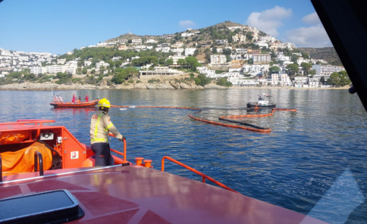 Un pesquer s'enfonsa davant de la platja de l'Almadrava a Roses i provoca una fuita de gasoil