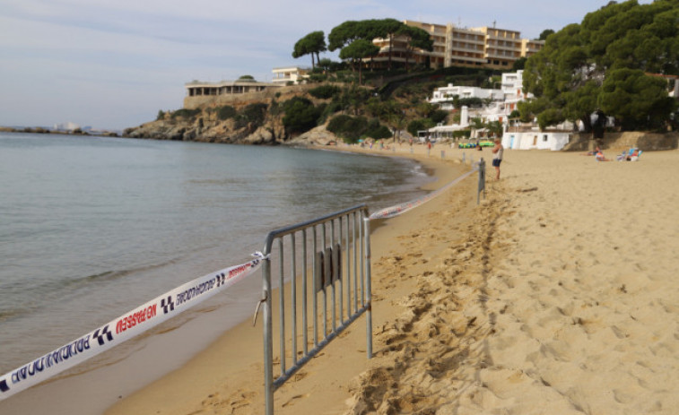 Roses tanca la zona de bany de la platja de l'Almadrava per la fuita de gasoil