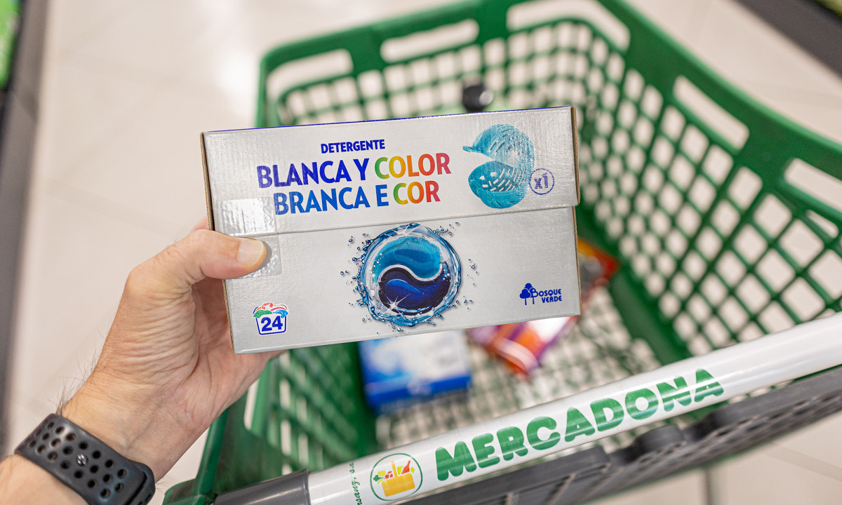 FOTOGRAFIA Detergent líquid en càpsules de roba blanca i de color en un supermercat Mercadona