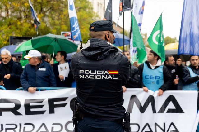 EuropaPress 6310046 agente policia nacional delante concentracion sindicatos policia guardia