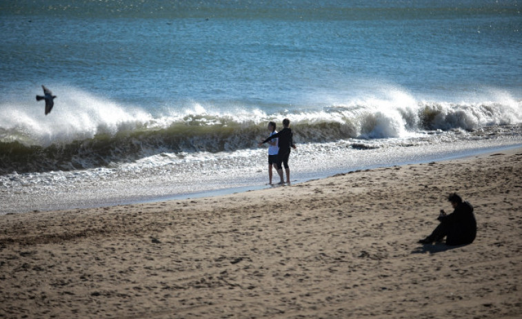 Surfistes envaeixen les platges de Barcelona davant d'un avís d'onatge!