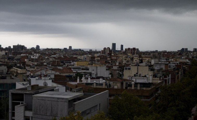 Impressionants imatges de les primeres inundacions a Barcelona: la ciutat entra en alerta màxima